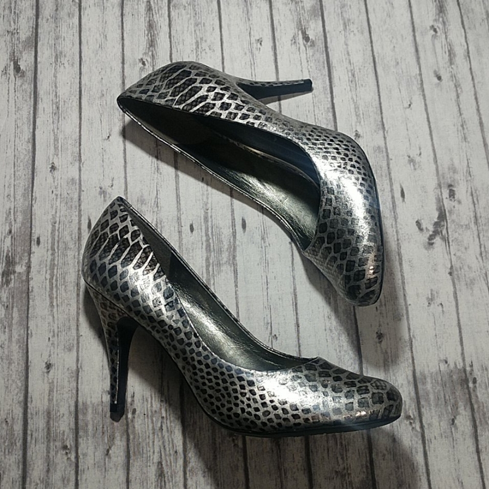 NWOT Jessica Simpson Metallic Snake Pattern Heels